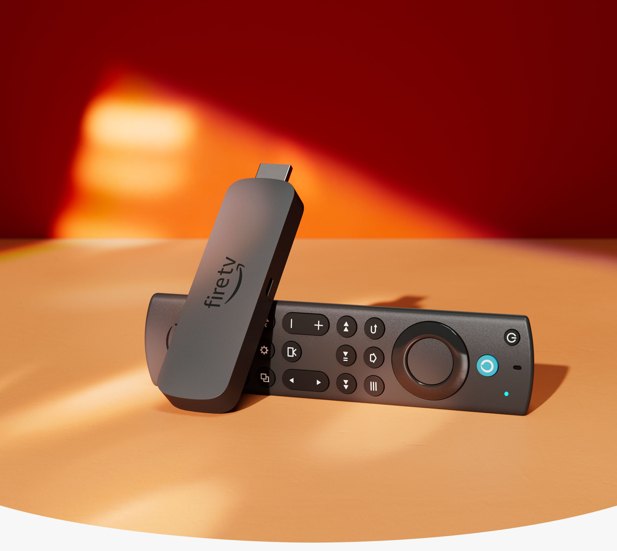 Fire TV Stick (4K Max): Dispositivo compacto con un conector HDMI en un extremo y una toma USB-C lateral. Control remoto por voz Alexa | Enhanced de Fire TV con un anillo de navegación, botones en la parte delantera y una parte trasera redondeada.